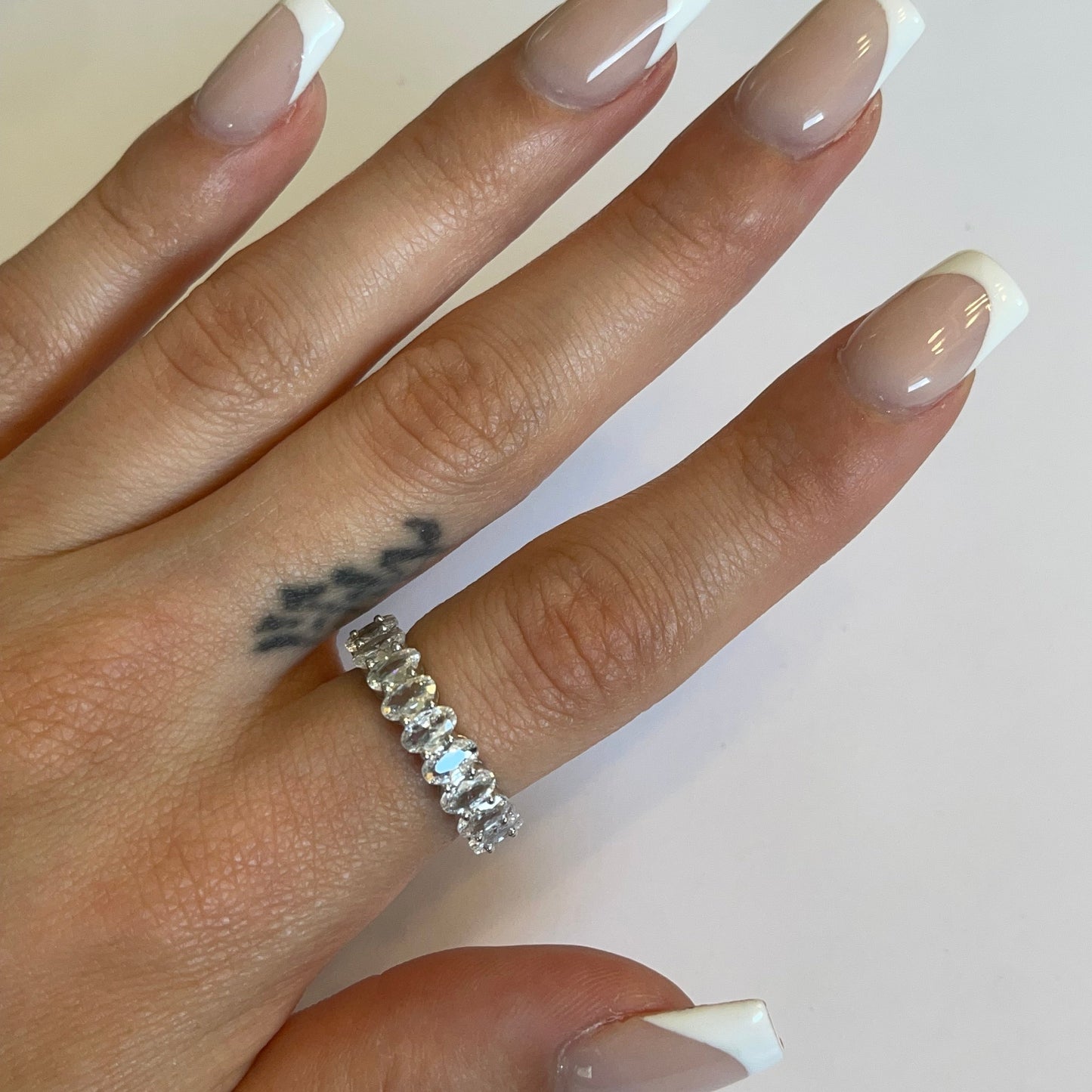 Oval cut eternity ring gold/silver