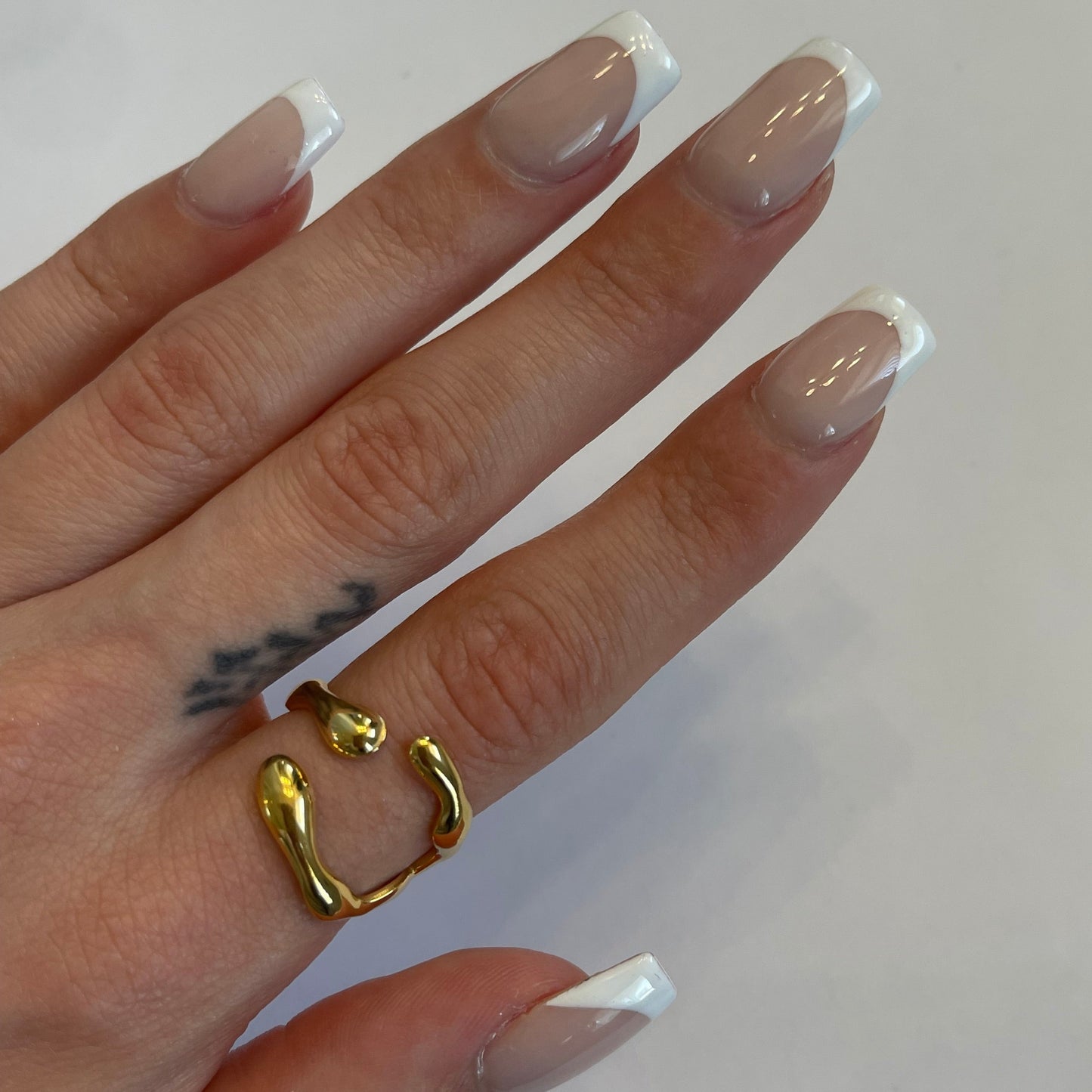 Geometric claw ring gold