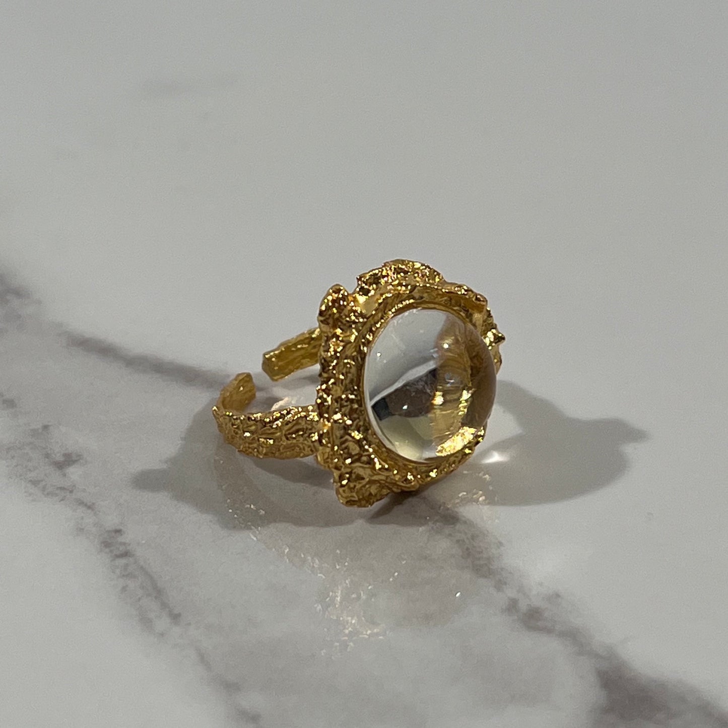 Quartz textured lava ring gold