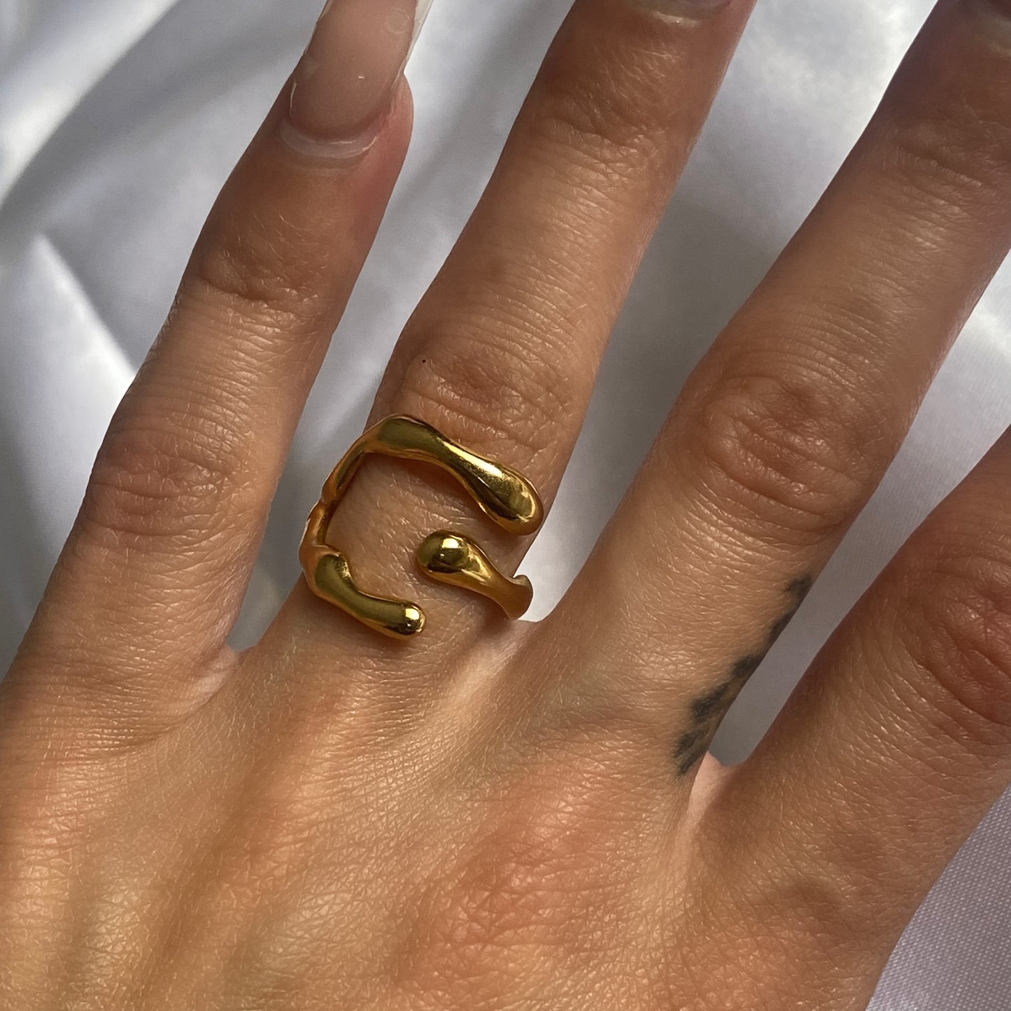 Geometric claw ring gold